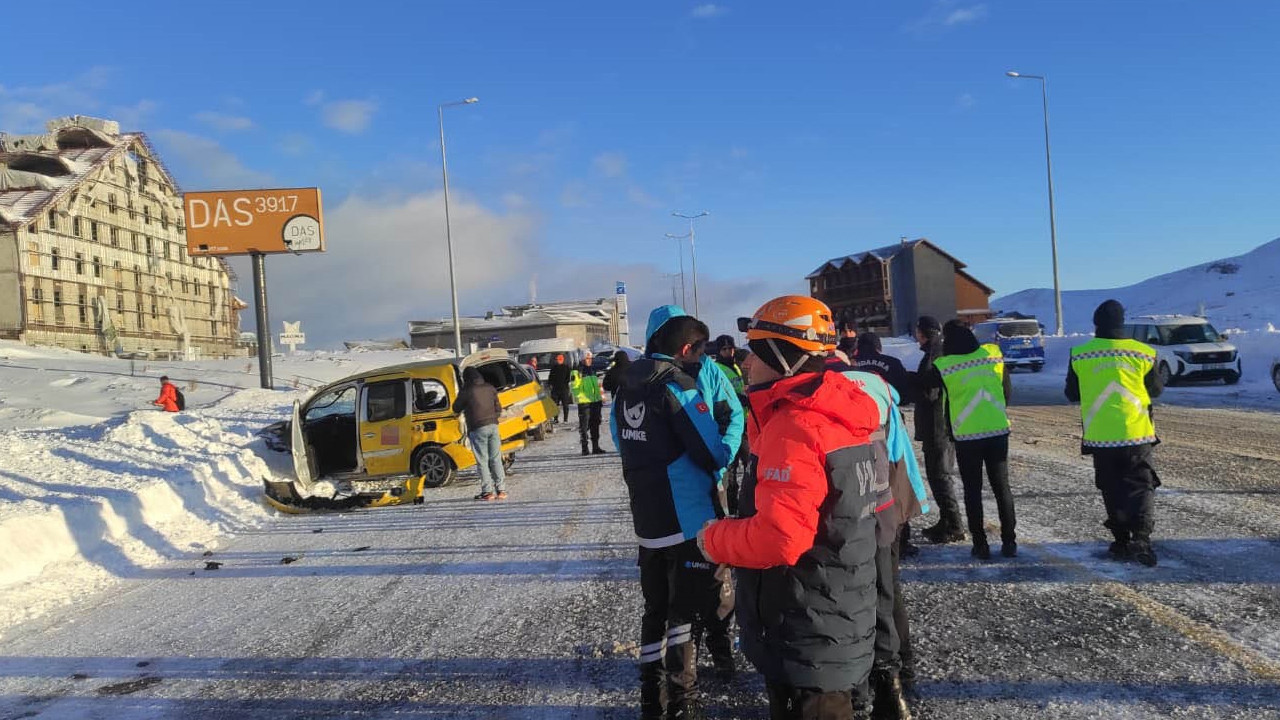 Yolcu minibüs ile taksi çarpıştı: 16 yaralı