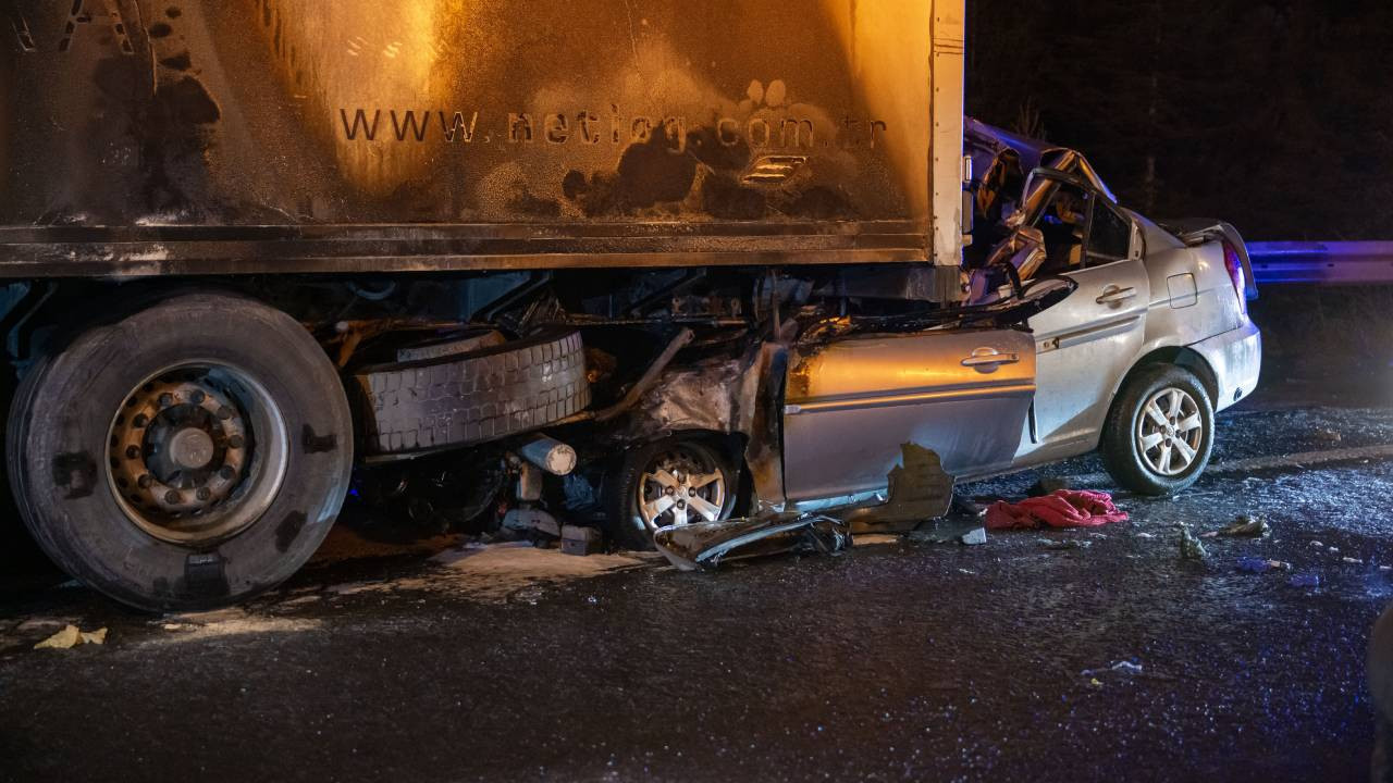 Ankara’da feci kaza: Tıra arkadan çarpan otomobil alev aldı, sürücü öldü