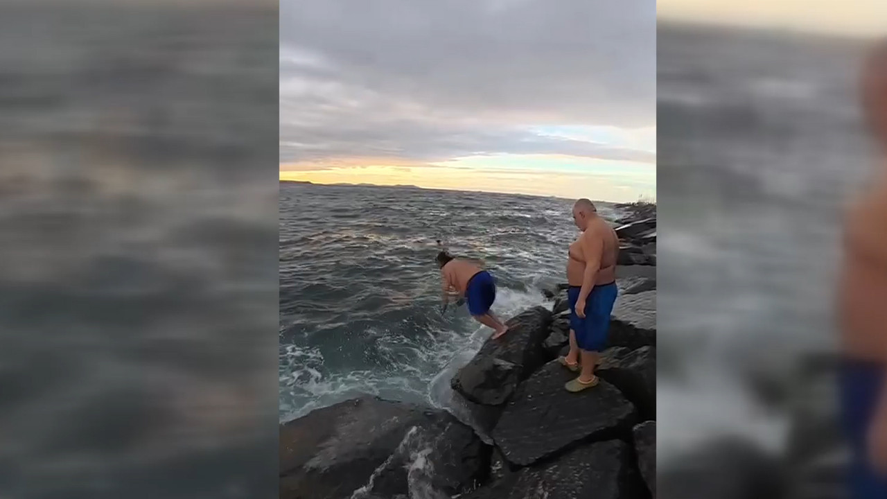 Dalgalara rağmen yüzdüler: Sarayburnu'nda akıl almaz görüntüler