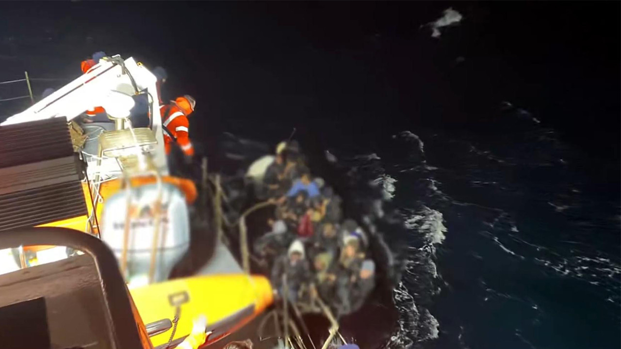 Denizde ölüm kalım savaşı: 37 kişi kurtarıldı¨1 ölü 7 kişi aranıyor