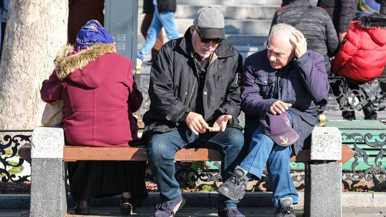 Emekliler açlıkla boğuşuyor: Marketlerden çürümüş meyveleri parayla alıyorlar