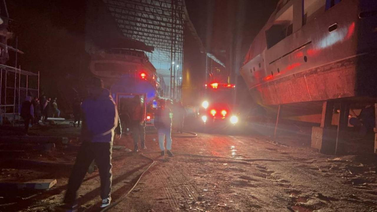 Fethiye’de tersanede korkutan yangın: Ahşap tekne alevlere teslim oldu