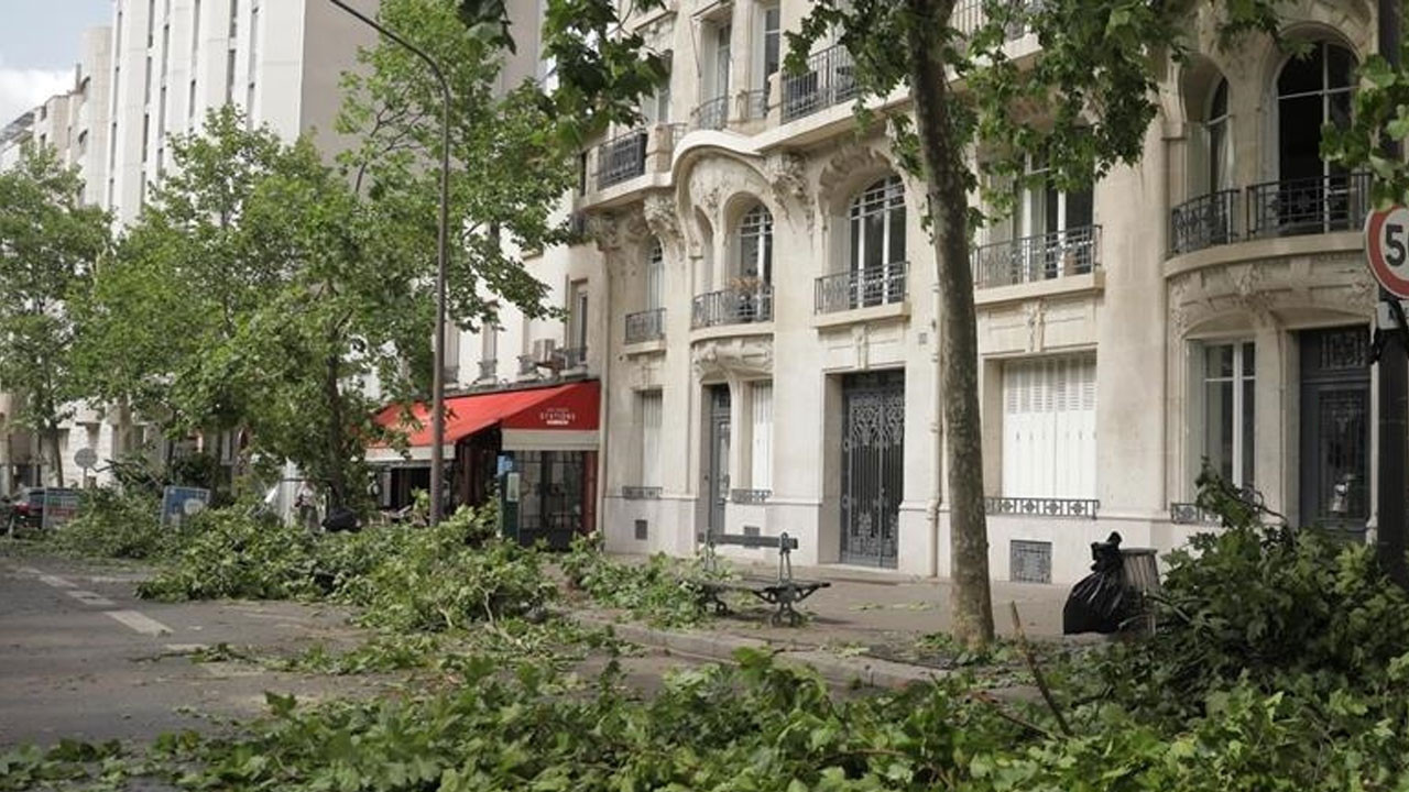 Fransa’yı fırtına vurdu: On binlerce hane karanlığa mahkum