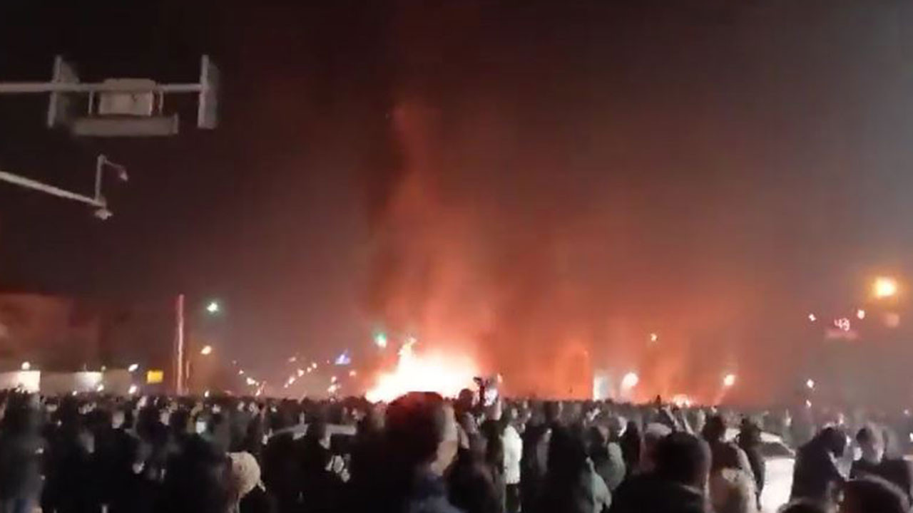 İran'da şiddetli çatışma: En az 200 kişi öldü