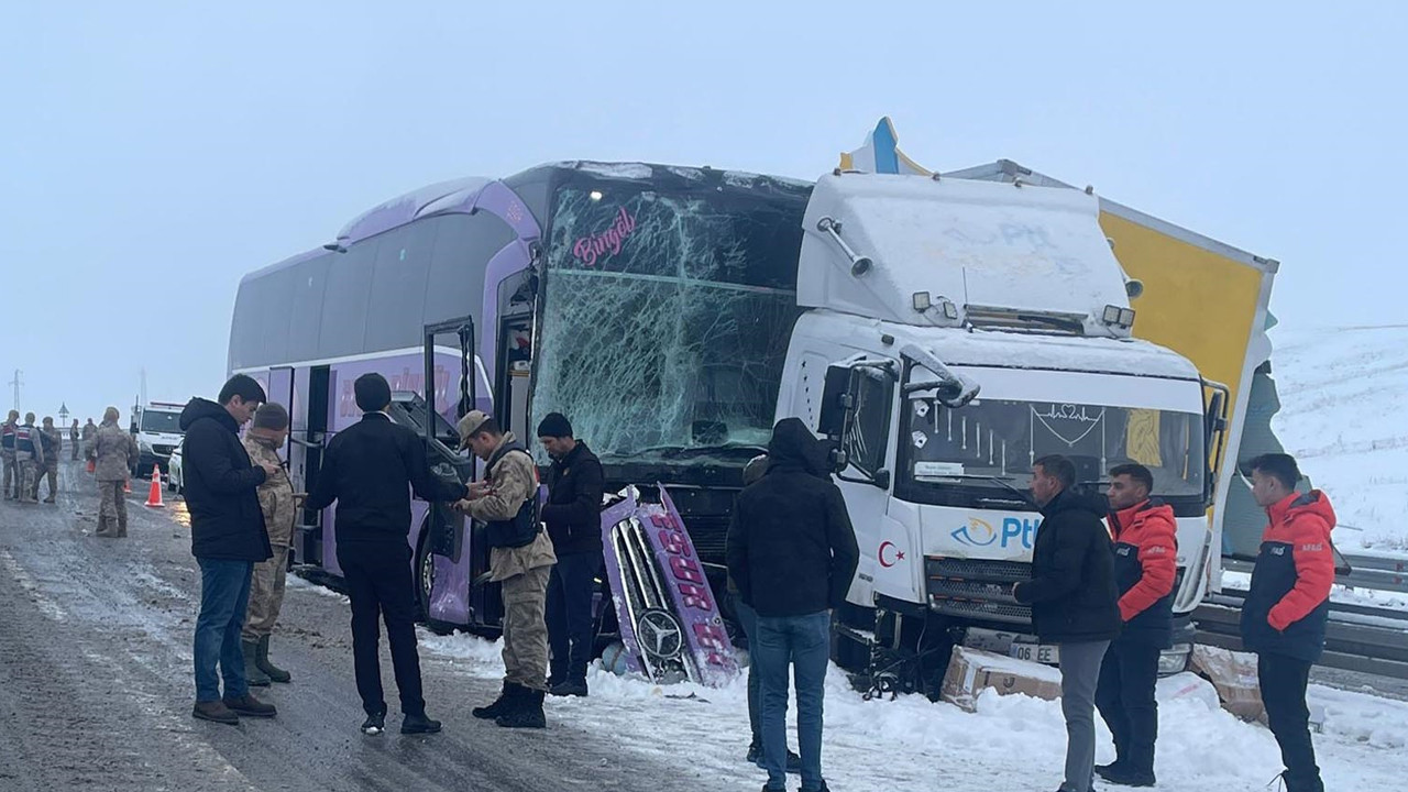 Yolcu otobüsü kamyon ile çarpıştı: 9 yaralı