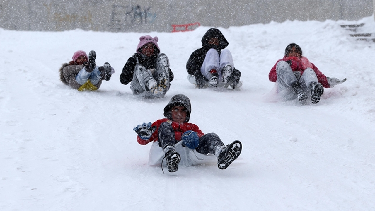 55 ile kar alarmı! Okullara 4 gün tatil yolda