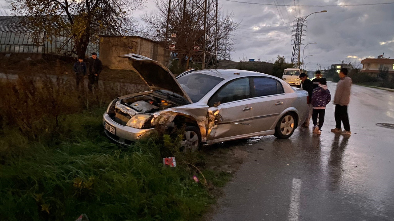 Antalya'da trafik kazası:Bir sürücü yaralandı diğeri olay yerinden kaçtı