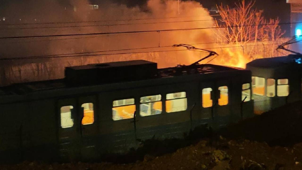 Bakırköy’de metro yanında çıkan elektrik yangını korkuttu