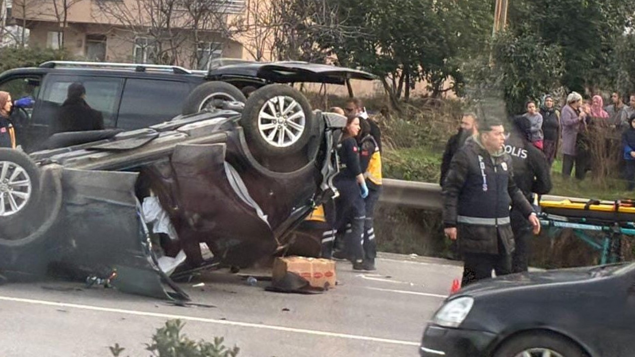 Elektrik direğine çarptı hızını alamadı karşı yönden gelen araca vurdu