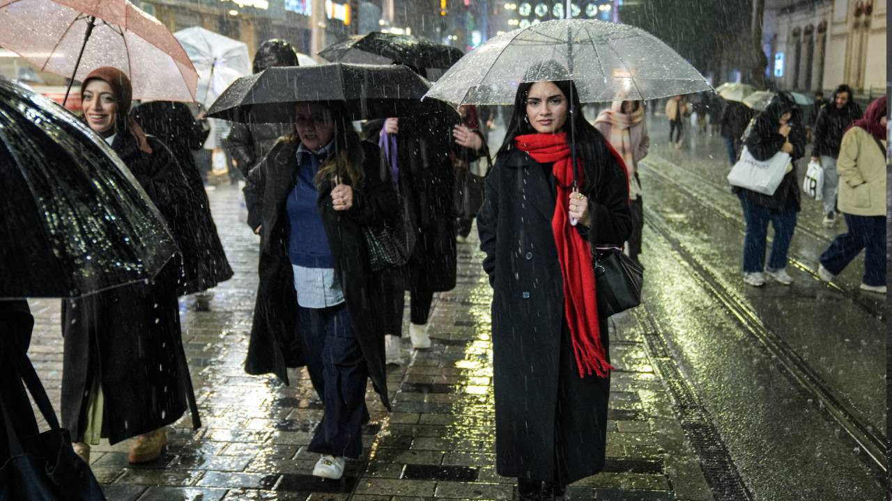 İstanbul'da gök delindi, sağanak vurdu: Şimşekler geceyi aydınlattı