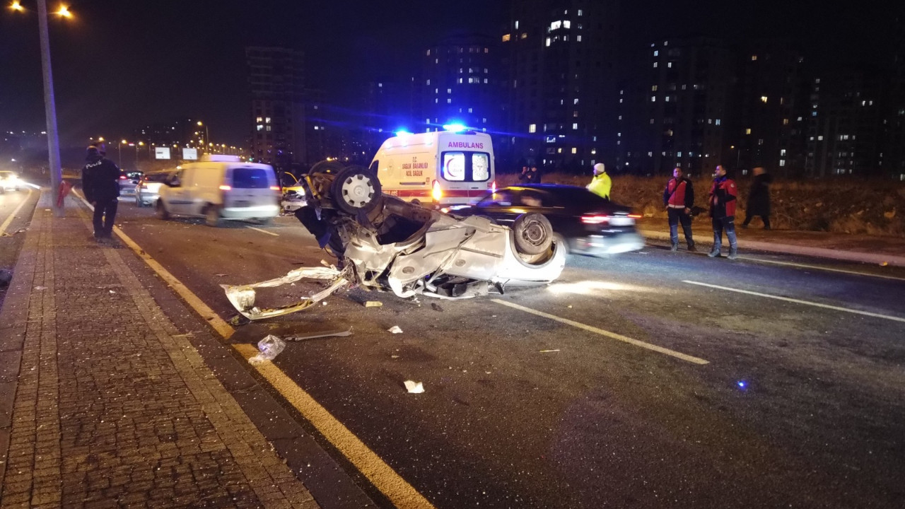 Otomobil takla attı, karşı şeritteki taksi ile çarpıştı: 3 yaralı