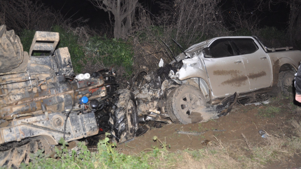 Traktör ile pikap çarpıştı: Sürücüler yaralandı