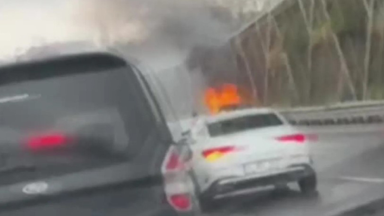 Yer: İstanbul... Seyir halindeki otomobil aniden alev aldı