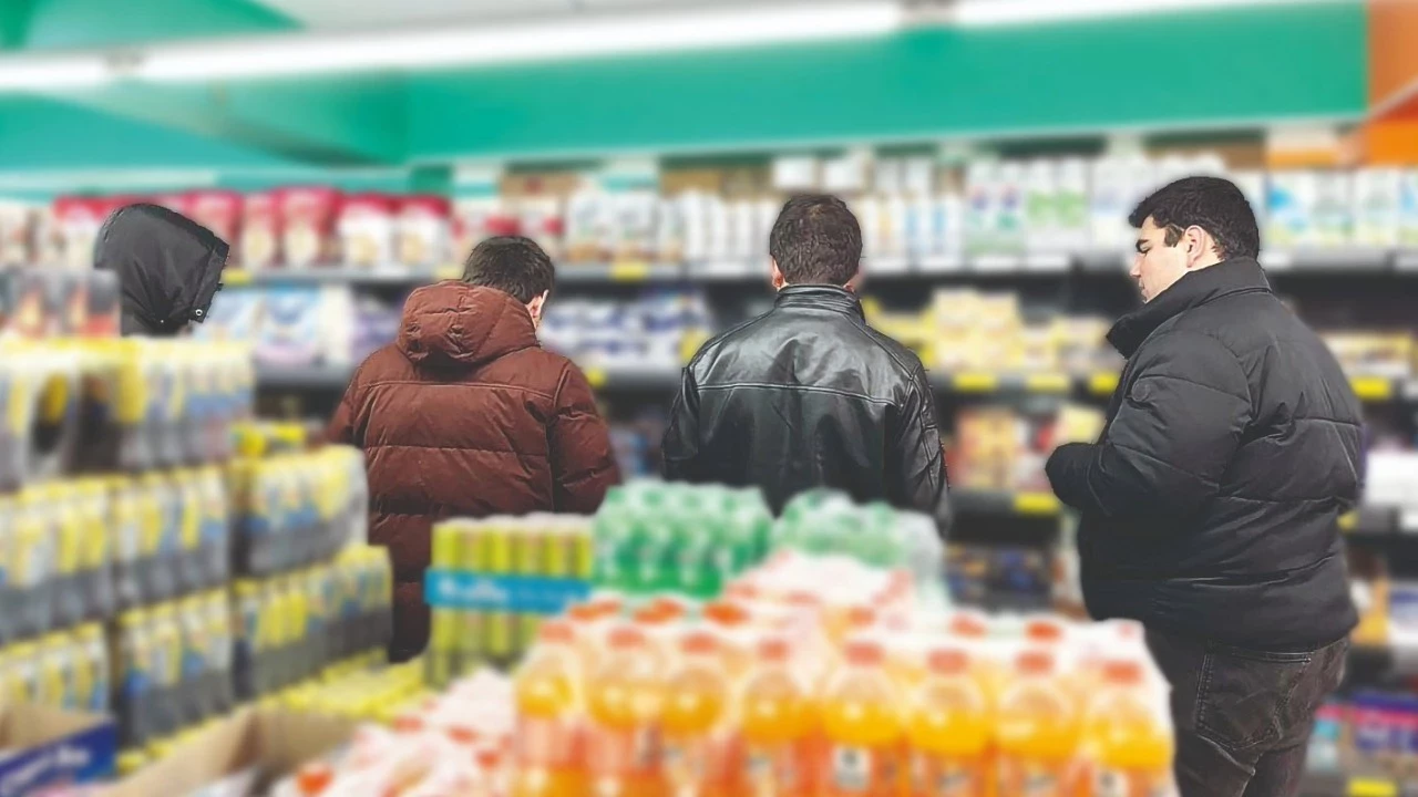 Yoksulluğun fotoğrafı: Son kullanma tarihi geçmiş ürünler için sıra kuyruğu