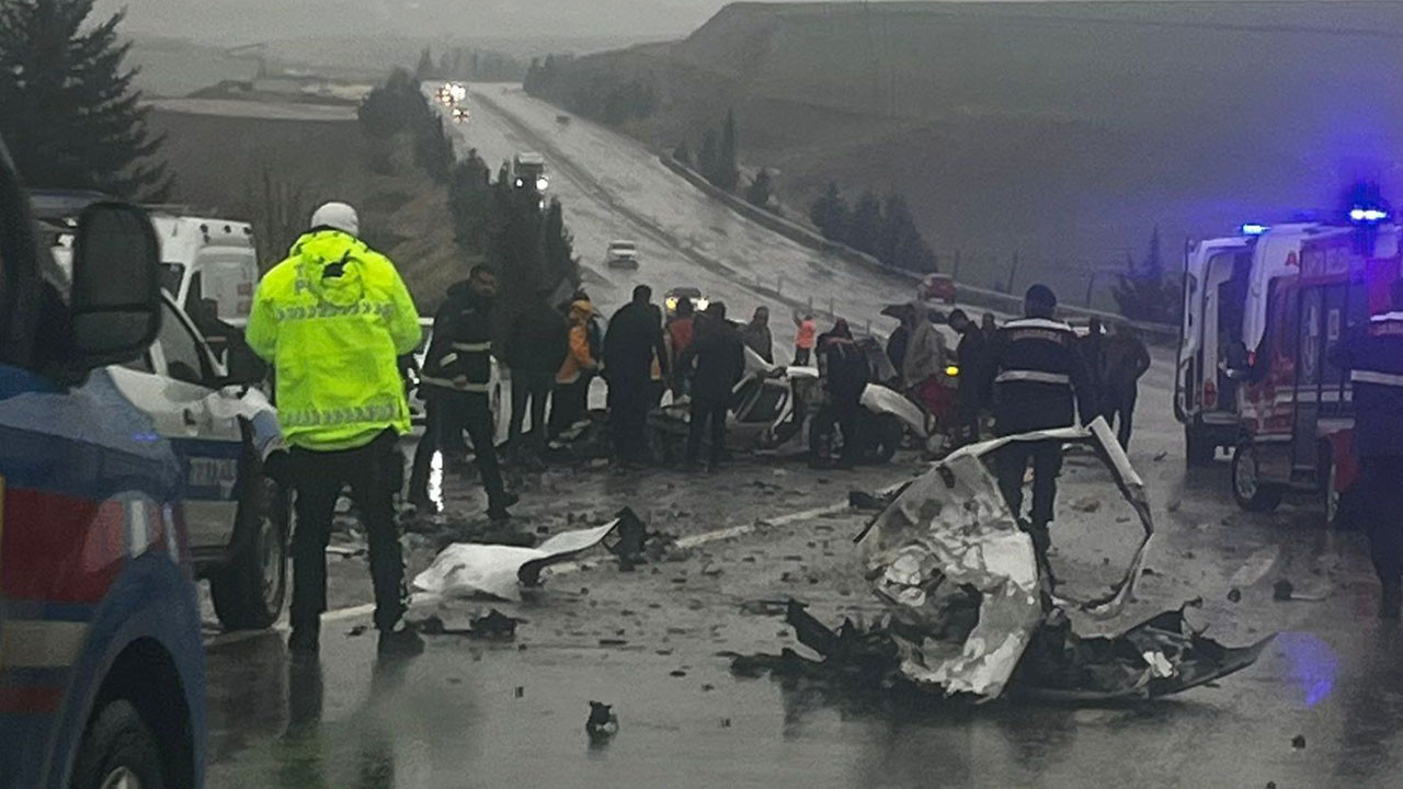 Adıyaman'da feci kaza: Yolcu otobüsü ile otomobil çarpıştı: 3 ölü, 3 yaralı
