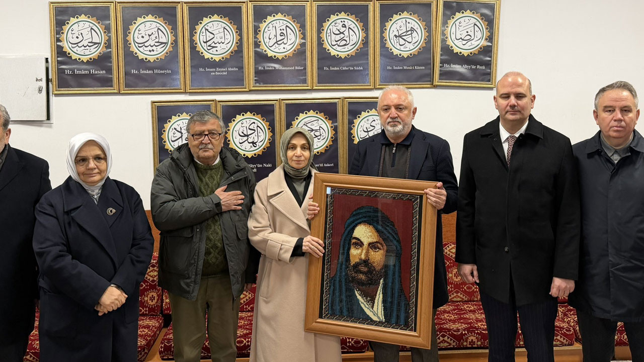 AKP'li Usta 'Ortalığı ayağa kaldırıyorlar' demişti: Hz. Ali portresiyle poz