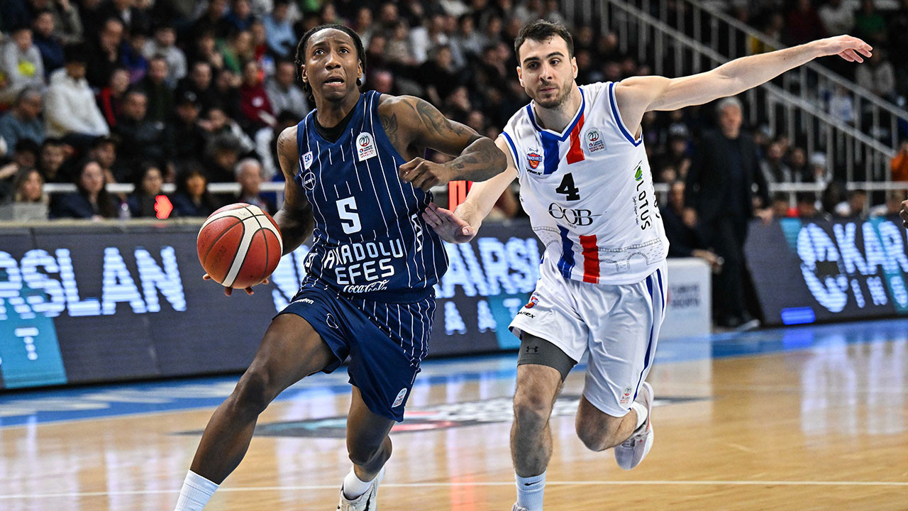 Anadolu Efes Büyükçekmece karşısında zorlansa da uzun zaman sonra seriye bağladı