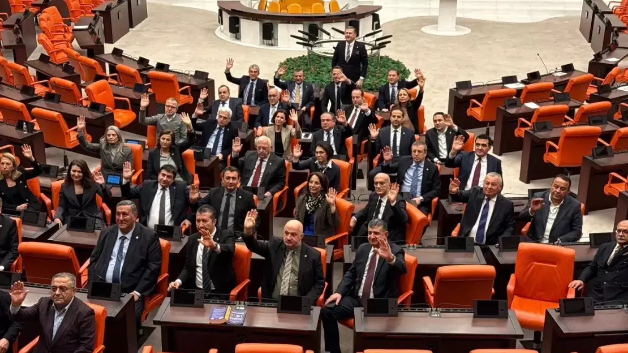 CHP emekliler için Meclis'i terk etmiyor