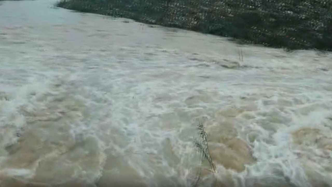 Düzce’de Küçük Melen Çayı taştı: İki köy yolu kapandı