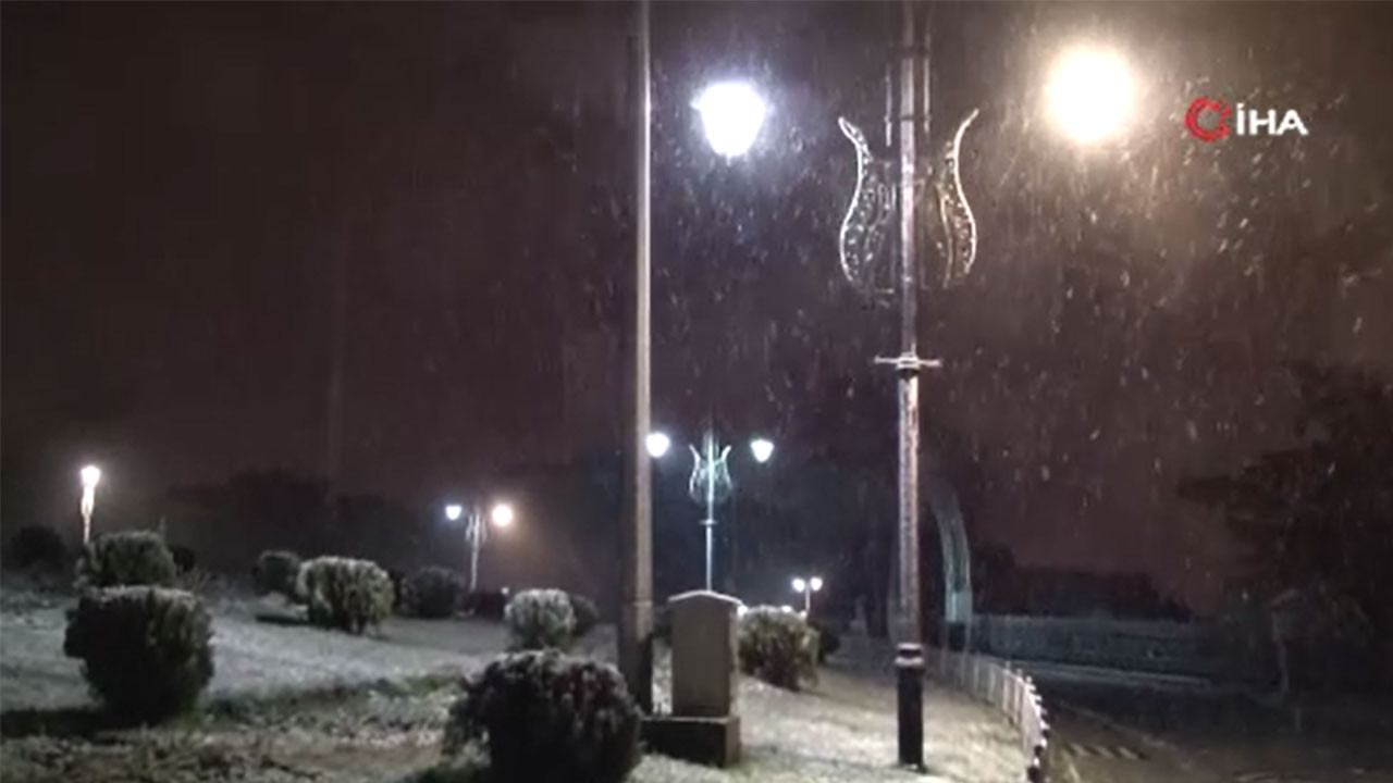 İstanbul’da kar yüzünü gösterdi: Okullar tatil edilmişti