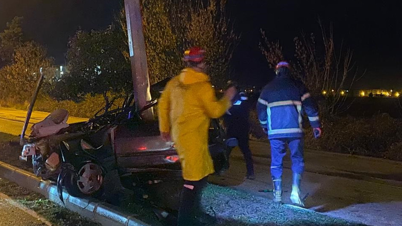 Korkunç kaza: Araç ikiye bölündü: Enkazdan canlı çıktılar