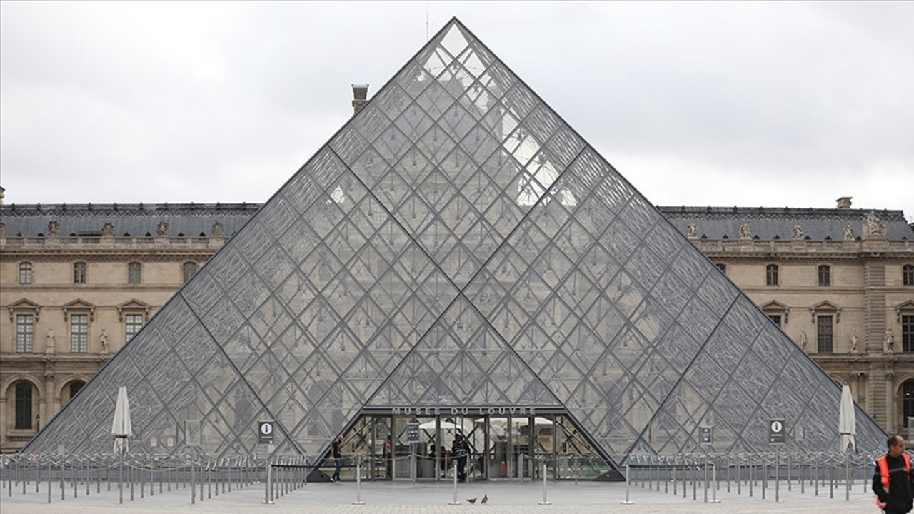 Louvre Müzesi’nde grev: Ziyarete kapandı