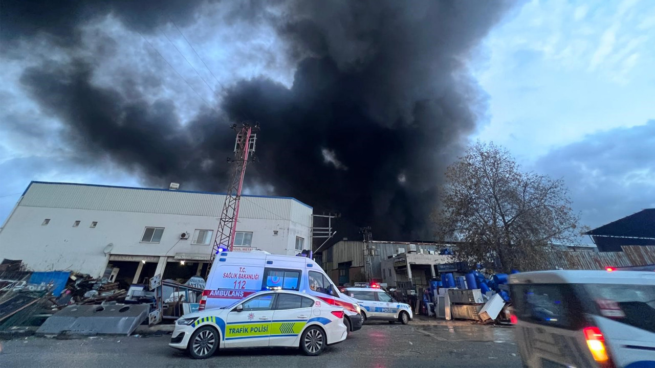 Mersin'de geri dönüşüm deposu alevlere teslim oldu: Dumanlar gökyüzünü sardı