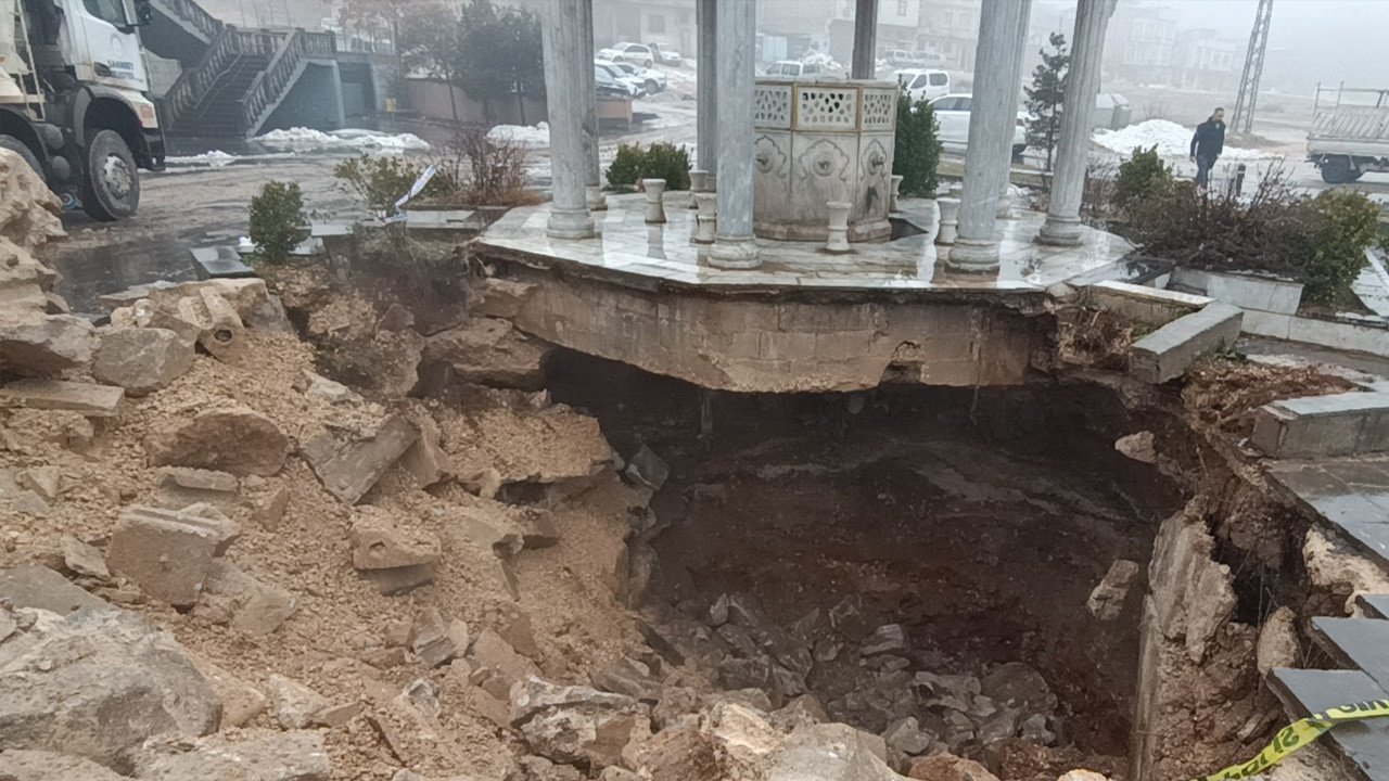 Tarihi caminin avlusu çöktü