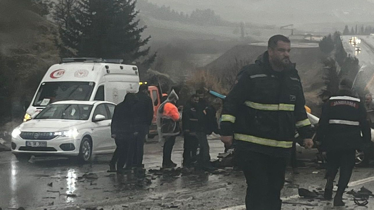 Yolcu otobüsü ile otomobil çarpıştı: 3 ölü 3 yaralı