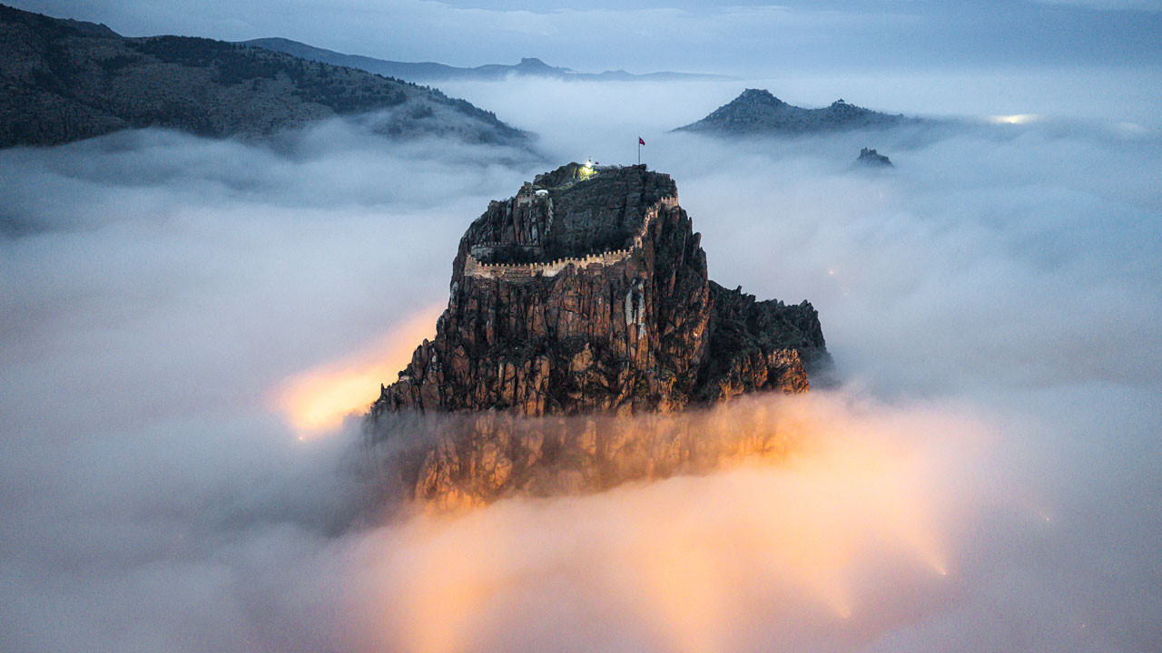 Afyonkarahisar Kalesi sisler arasında görsel şölene dönüştü: Kartpostallık görüntüler büyüledi