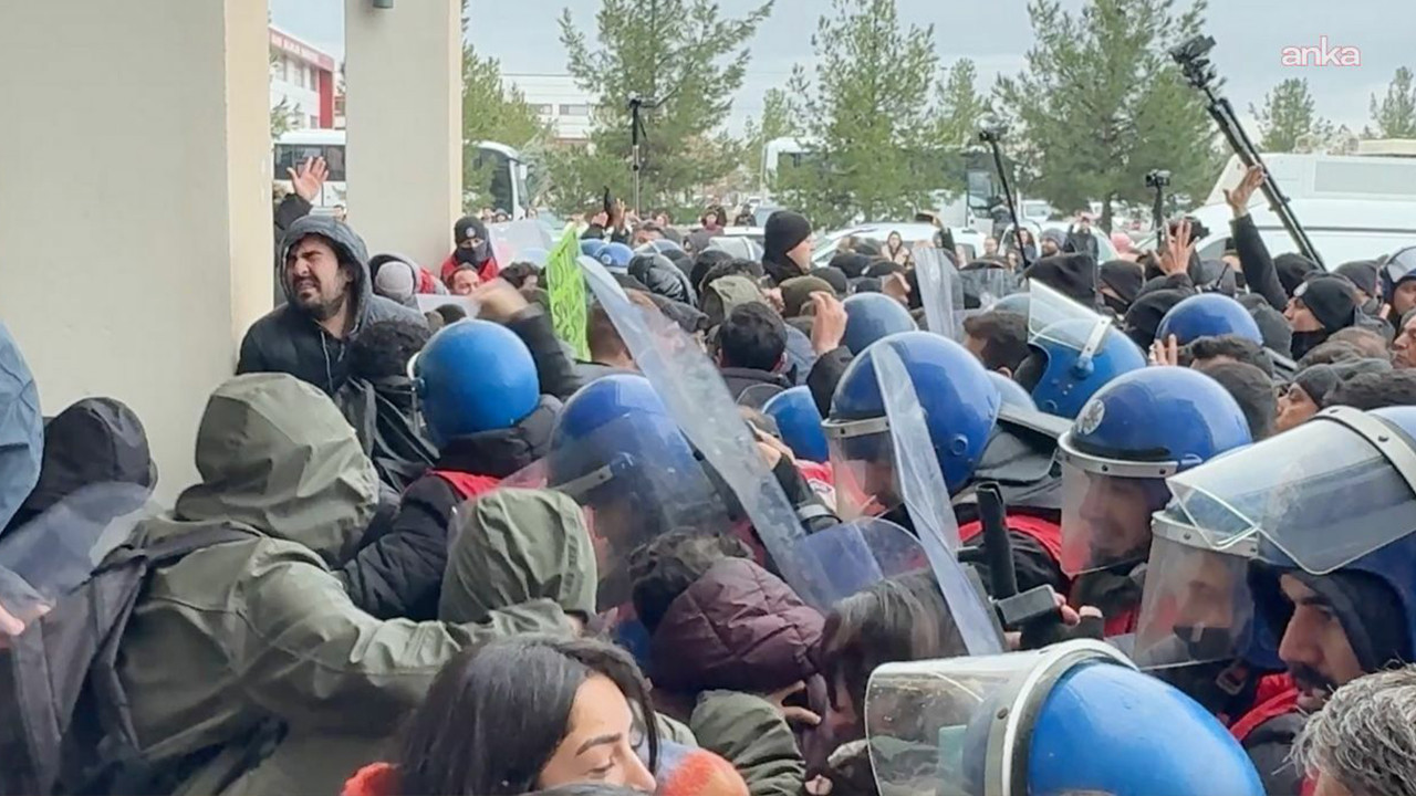 Üniversite öğrencileri ile polis arasında arbede