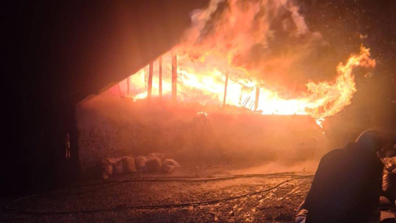 Feke’de kömür sobası yangını: Tek katlı ev küle döndü