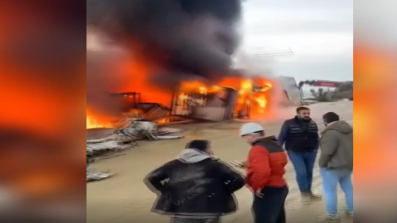 İstanbul’da inşaat şantiyesinde yangın: Konteynerler alev alev yandı