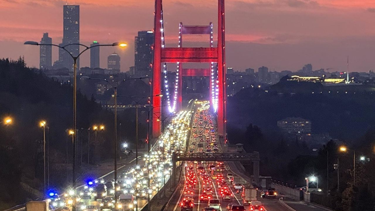 İstanbul'da trafik yoğunluğu: Harita kırmızıya döndü