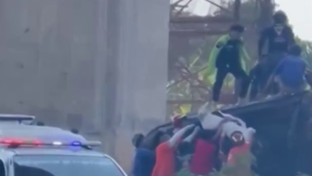 Vinç trenin üzerine devrildi: Çok sayıda ölü