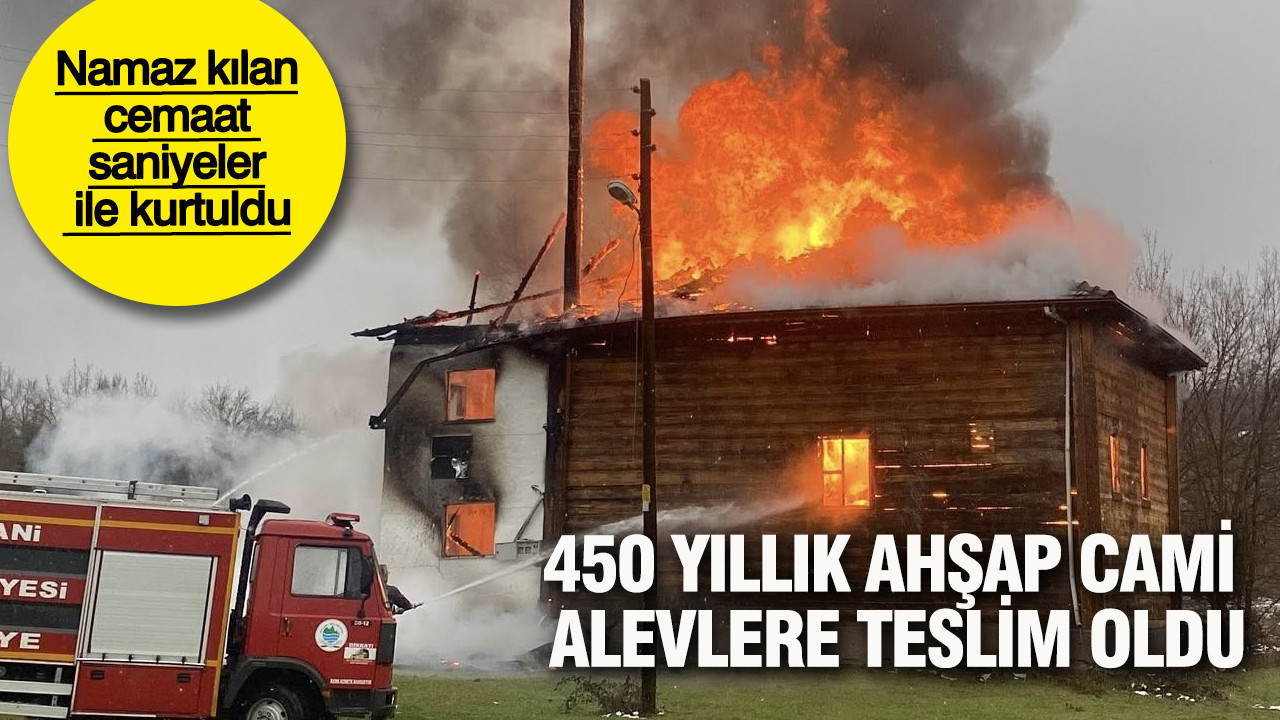 450 yıllık ahşap cami alevlere teslim oldu: Namaz kılan cemaat saniyeler ile kurtuldu