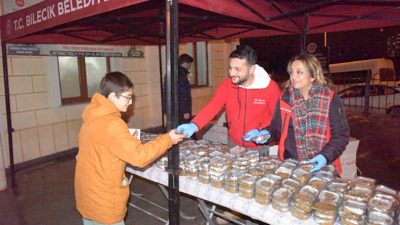 Bilecik Belediyesi Miraç Kandilinde vatandaşlara helva ikramında bulundu