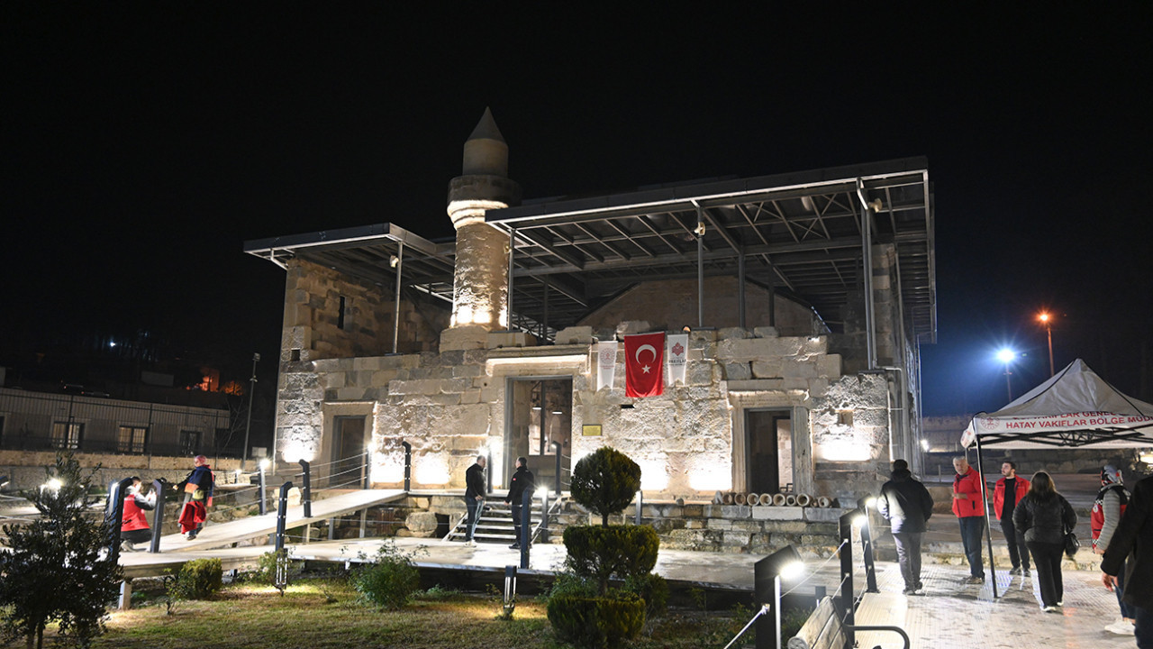Depremin yıktığı 800 yıllık Ala Camii tekrar ibadete açıldı