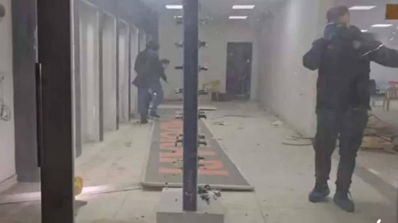 Kızıltepe'de aynı aileye ait 4 iş yeri kurşunlandı