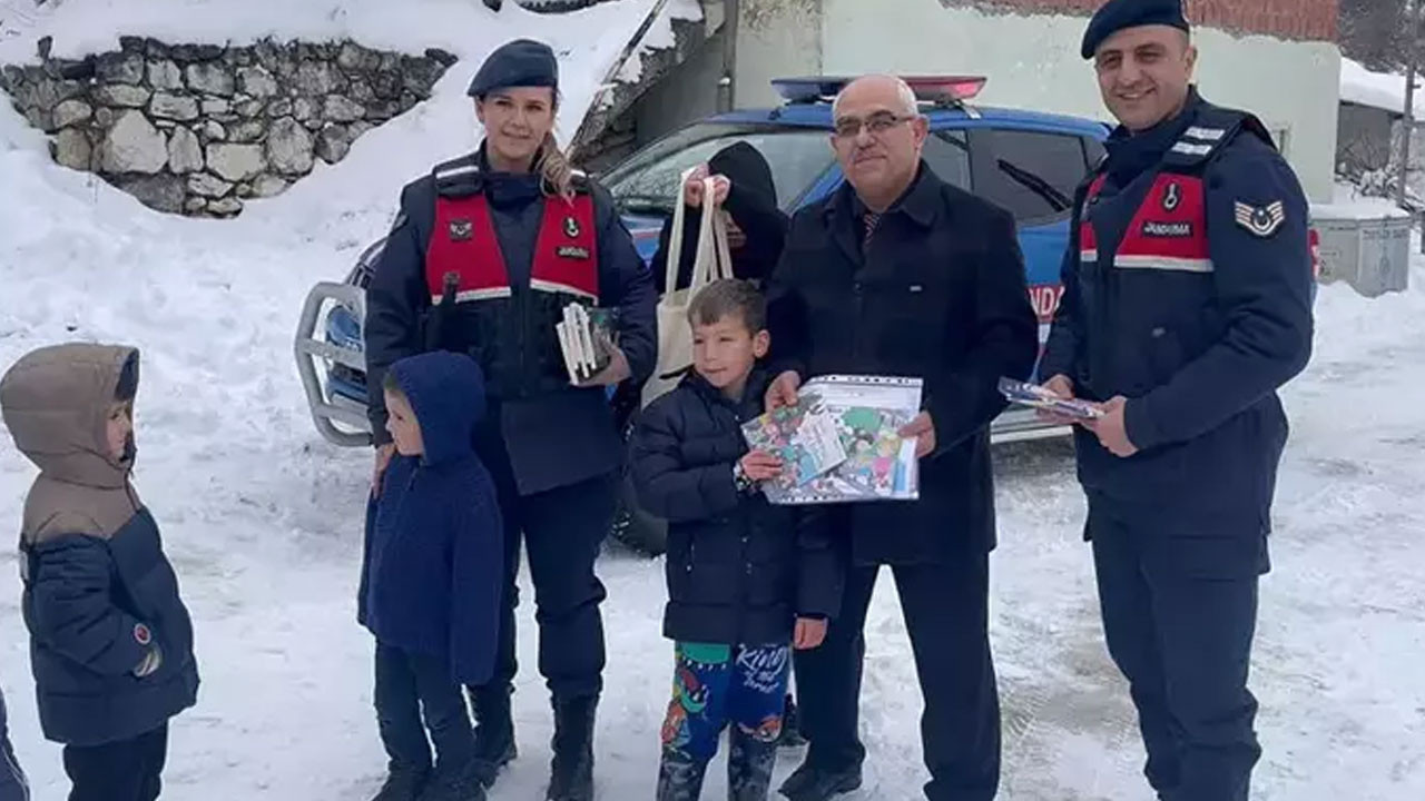 Okula gidemeyen öğrencilerin karnelerini jandarma dağıttı