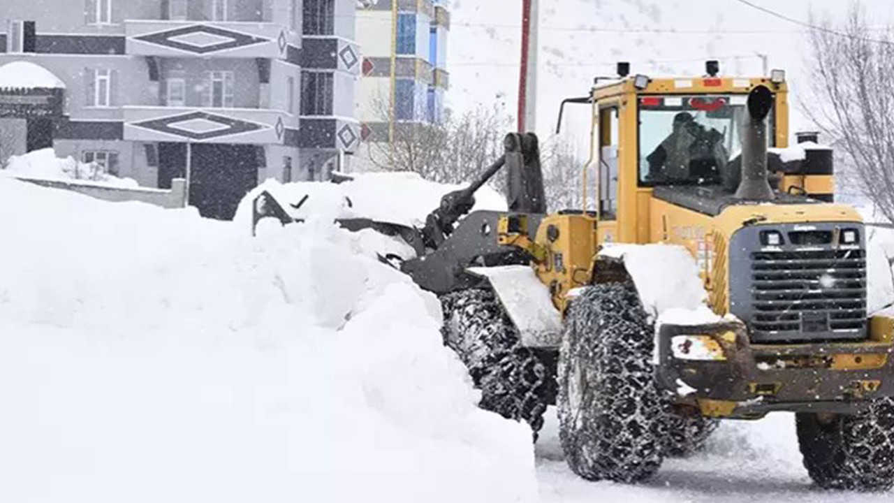 Bitlis'te kar durdu, kapanan yollar açıldı