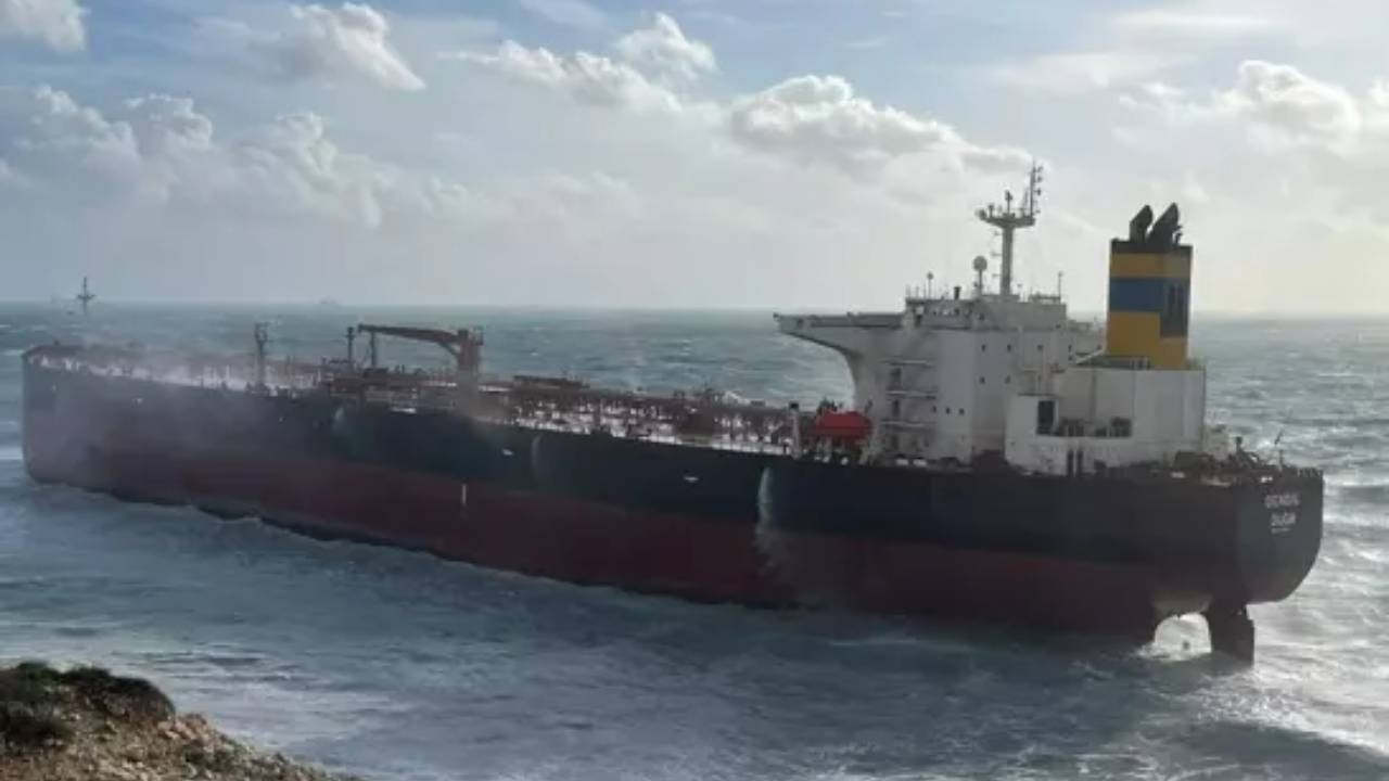 Bozcaada’da karaya oturan 249 metrelik tanker kurtarıldı