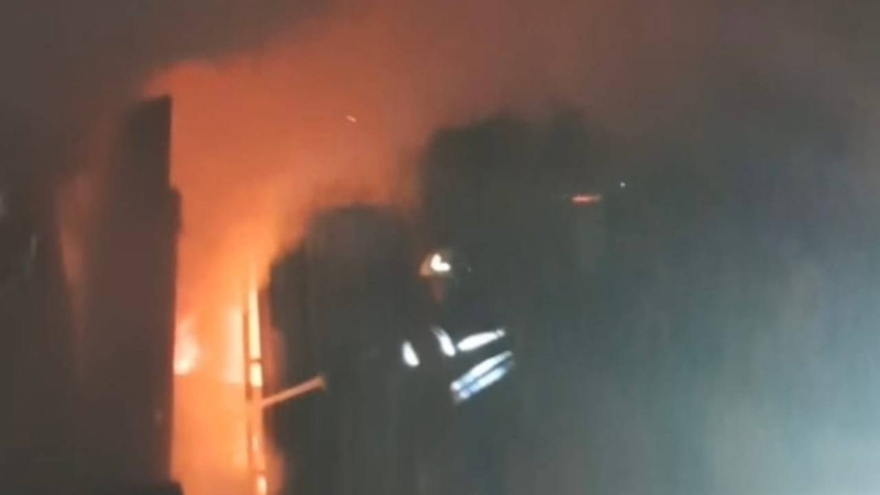 Hatay'da konteyner yangını panik yarattı