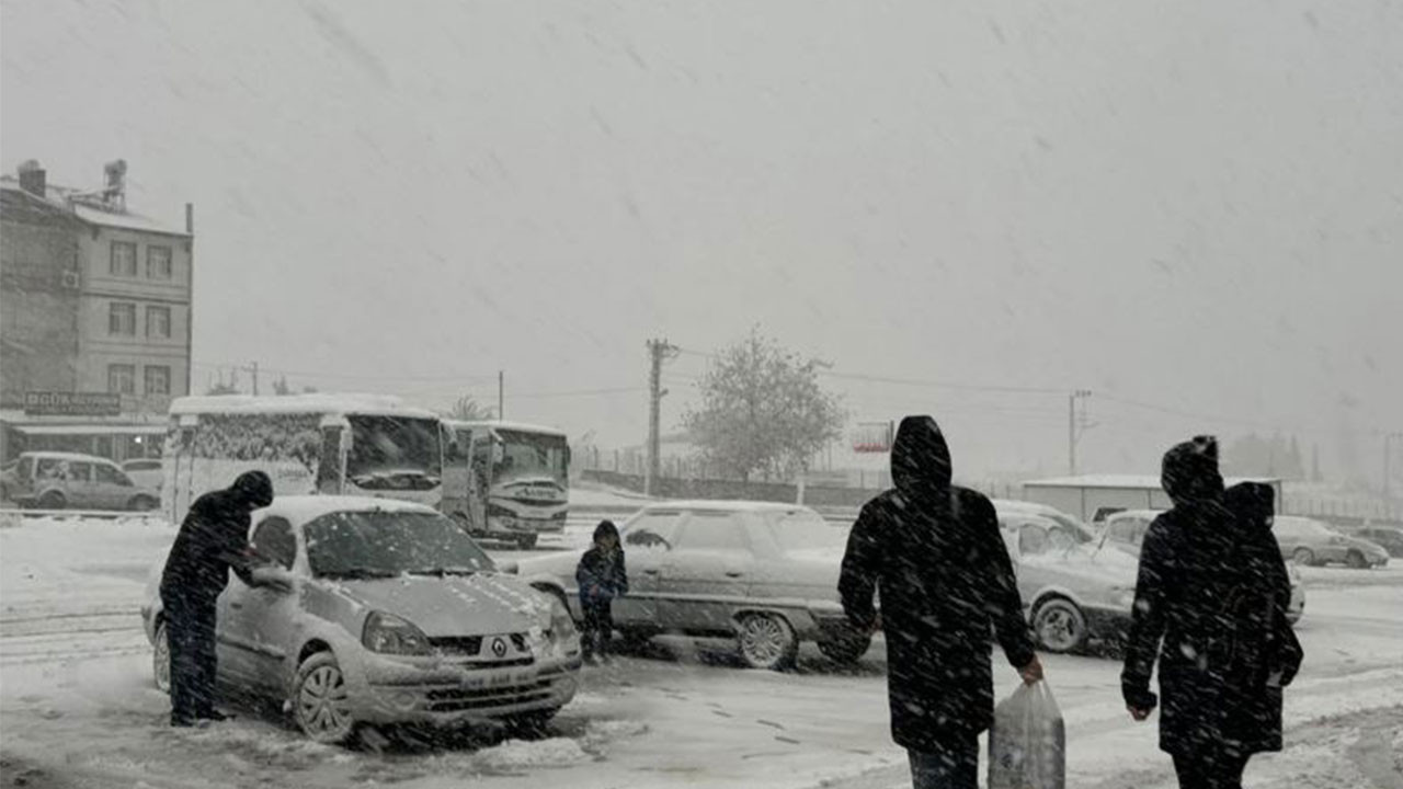 Malatya’da kar yağışı ulaşımı aksattı