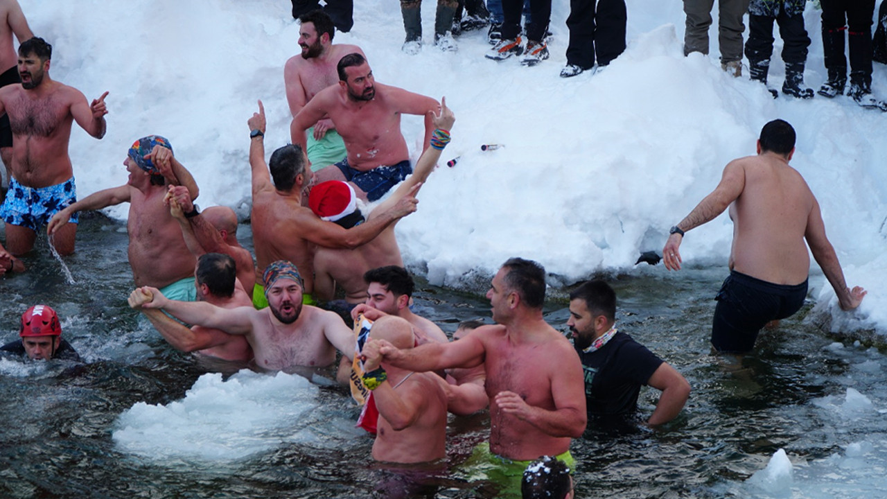 1300 rakımda buz tutan göle daldılar