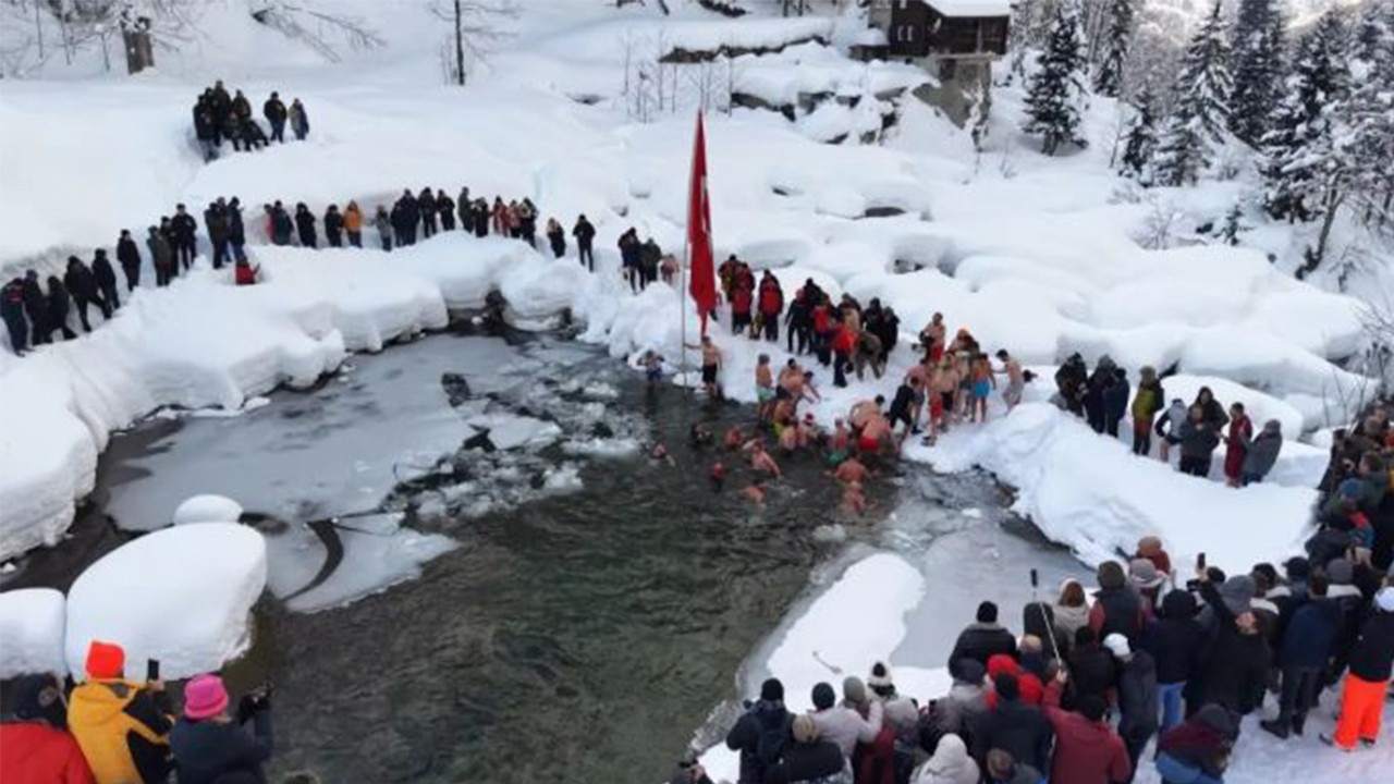 Adrenalin dolu gelenek: Rize’de 10. Kış Yüzme Şenliği