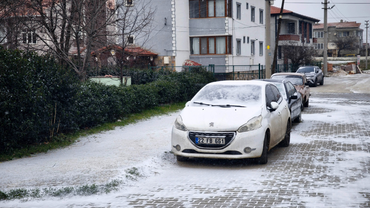 Keşan’da yollar, çatılar ve araçlar beyaza büründü