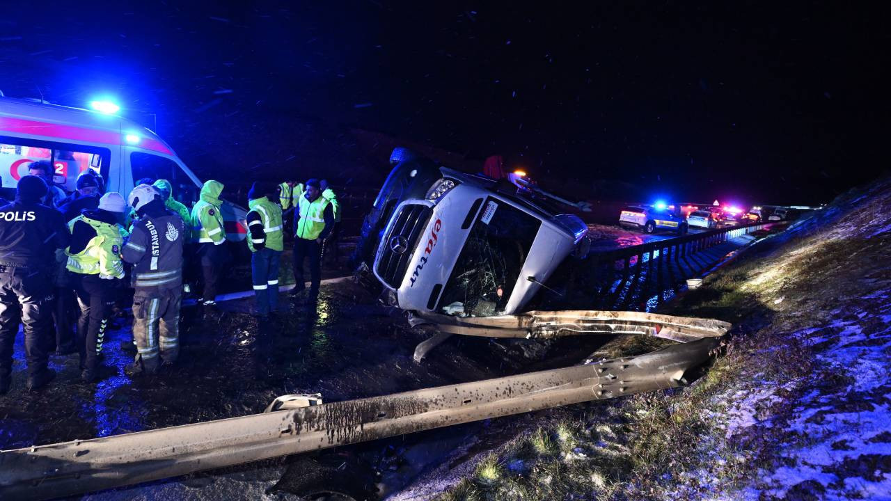 Kuzey Çevre Otoyolu’nda servis minibüsü devrildi: 11 Yaralı