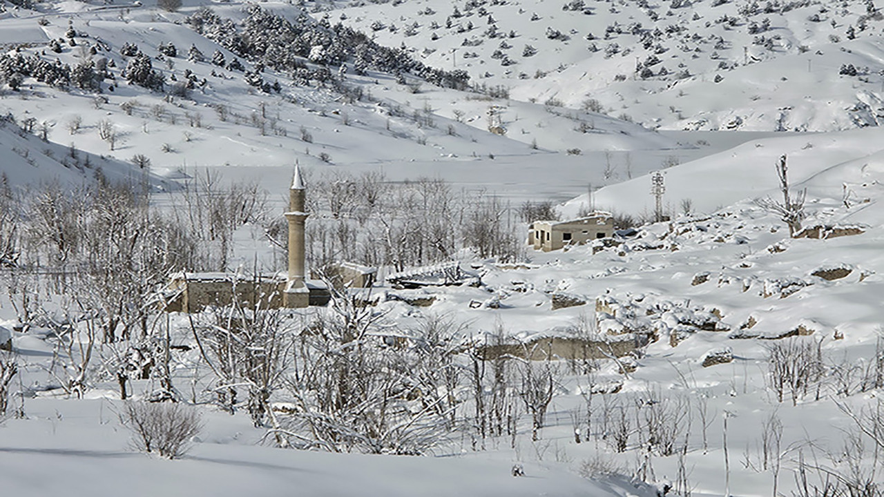 Pusat-Özen barajı buzla kaplandı: Eski köy gün yüzüne çıktı: Kartpostallık manzara