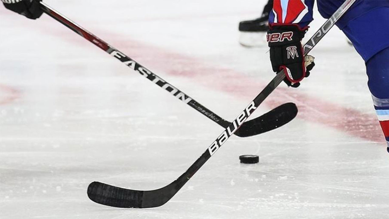 Türkiye 18 Yaş Altı Kadın Buz Hokeyi Milli Takımı madalya için buzda